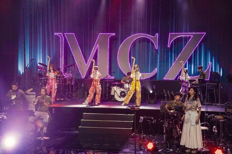 サングラスをかけて「レディ・メイ」を歌うももいろクローバーZ。（撮影：上飯坂一）