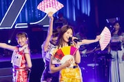「ニッポン笑顔百景 -ZZ ver.-」を披露するももいろクローバーZ。（撮影：上飯坂一）