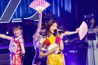 「ニッポン笑顔百景 -ZZ ver.-」を披露するももいろクローバーZ。（撮影：上飯坂一）
