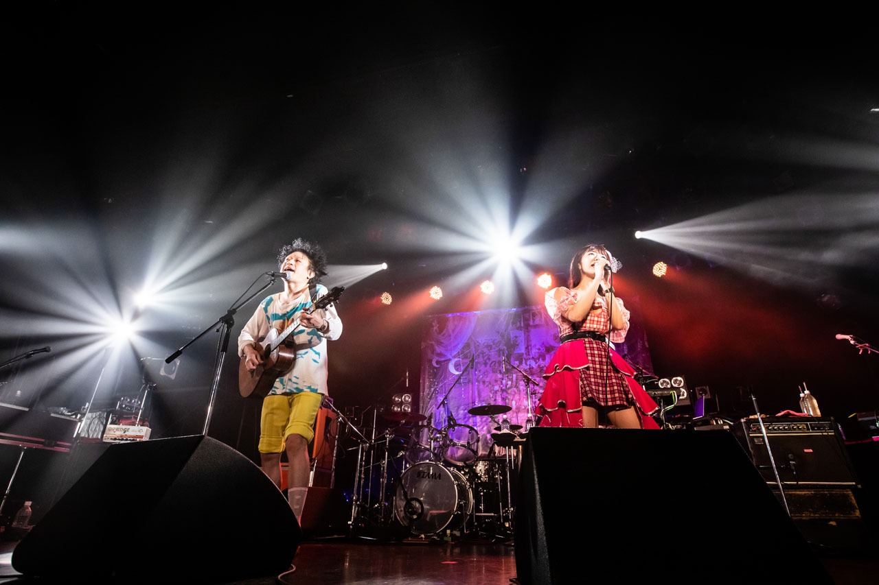 左からジョニー大蔵大臣、ぱいぱいでか美。（Photo by Masayo）