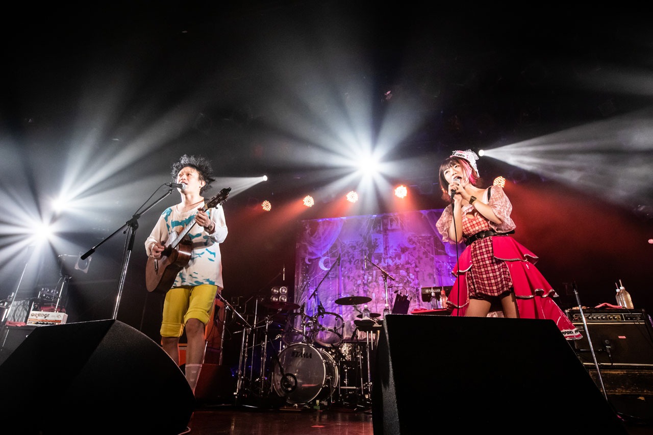 左からジョニー大蔵大臣、ぱいぱいでか美。（Photo by Masayo）
