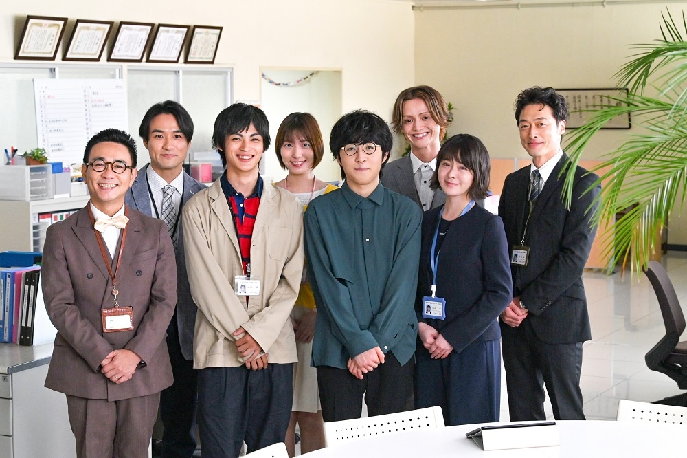 崎山蒼志とドラマ「顔だけ先生」出演陣。(c)東海テレビ