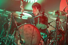 荒井智之（Dr, Cho / sumika）（撮影：森好弘）