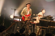 左から、金澤ダイスケ（Key / フジファブリック）。（撮影：森好弘）