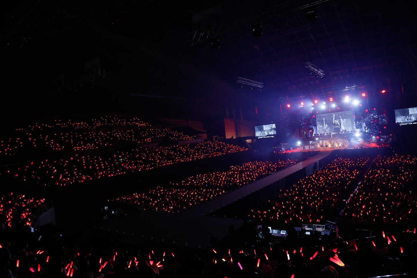 「=LOVE 4th ANNIVERSARY PREMIUM CONCERT」の様子。(c)YOANI