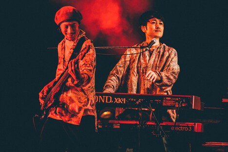 左から加藤慎一（B）、金澤ダイスケ（Key / フジファブリック）。（撮影：西槇太一）