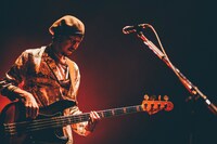 加藤慎一（B / フジファブリック）（撮影：西槇太一）