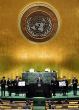 演説を行うBTS。 (p)&(c)BIGHIT MUSIC