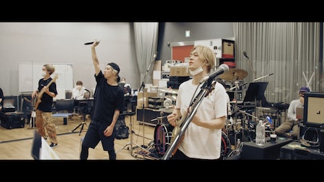 Netflix「Flip a Coin -ONE OK ROCK Documentary-」より
。
