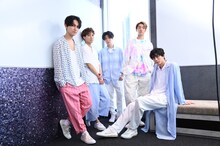 7ORDERより萩谷慧悟（Dr, Cho）、安井謙太郎（Vo）、諸星翔希（Sax, Vo）、森田美勇人（B, Vo）、長妻怜央（Key, Vo）。