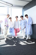 7ORDERより森田美勇人（B, Vo）、安井謙太郎（Vo）、萩谷慧悟（Dr, Cho）、諸星翔希（Sax, Vo）、長妻怜央（Key, Vo）。