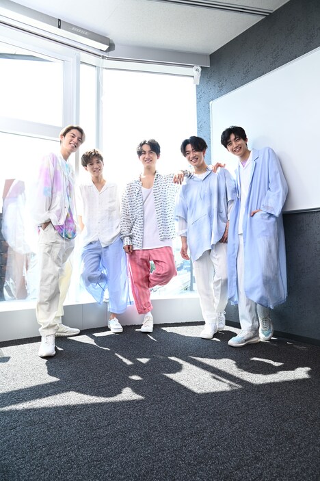 7ORDERより森田美勇人（B, Vo）、安井謙太郎（Vo）、萩谷慧悟（Dr, Cho）、諸星翔希（Sax, Vo）、長妻怜央（Key, Vo）。