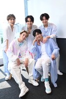 7ORDERより安井謙太郎（Vo）、萩谷慧悟（Dr, Cho）、諸星翔希（Sax, Vo）、森田美勇人（B, Vo）、長妻怜央（Key, Vo）。