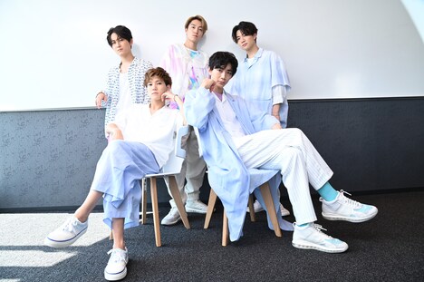 7ORDERより萩谷慧悟（Dr, Cho）、森田美勇人（B, Vo）、諸星翔希（Sax, Vo）、安井謙太郎（Vo）、長妻怜央（Key, Vo）。