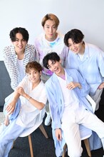 7ORDERより萩谷慧悟（Dr, Cho）、森田美勇人（B, Vo）、諸星翔希（Sax, Vo）、安井謙太郎（Vo）、長妻怜央（Key, Vo）。