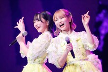 左から野口衣織、大場花菜。(c)YOANI