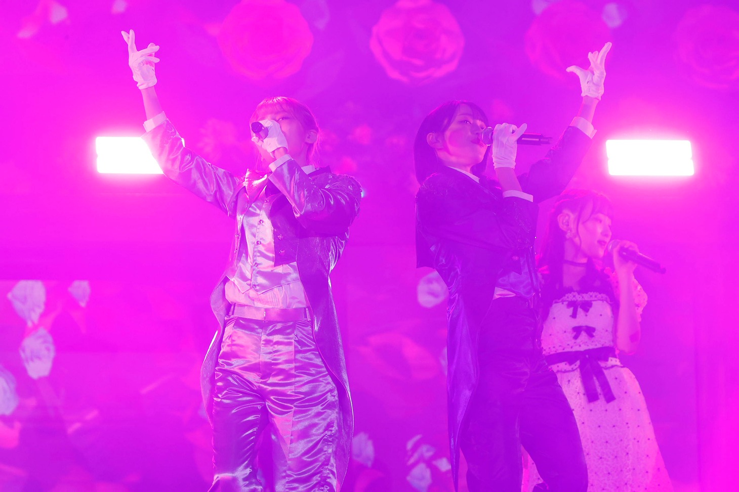 左から大場花菜、野口衣織。(c)YOANI