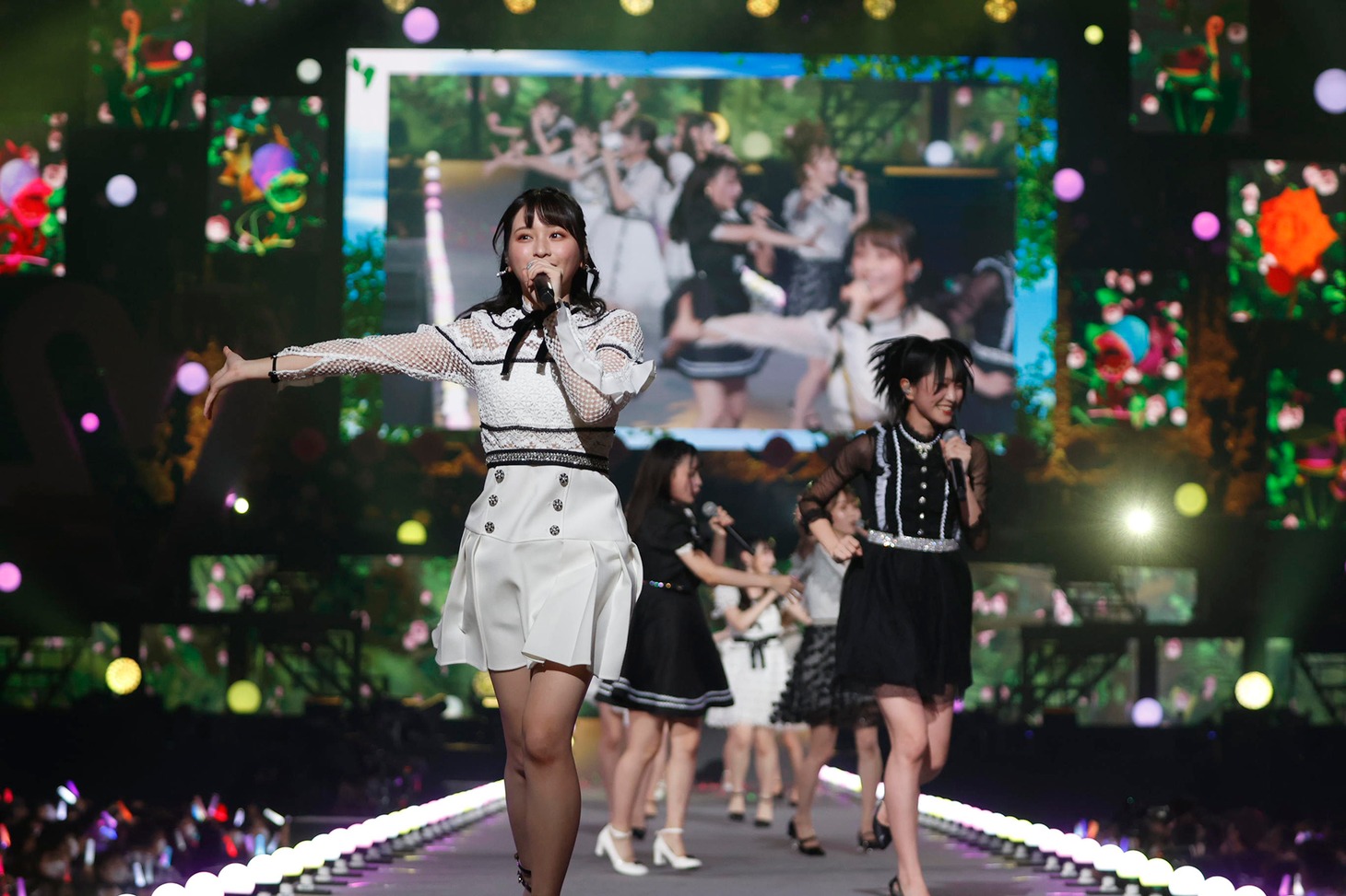「=LOVE 4th ANNIVERSARY PREMIUM CONCERT」の様子。(c)YOANI