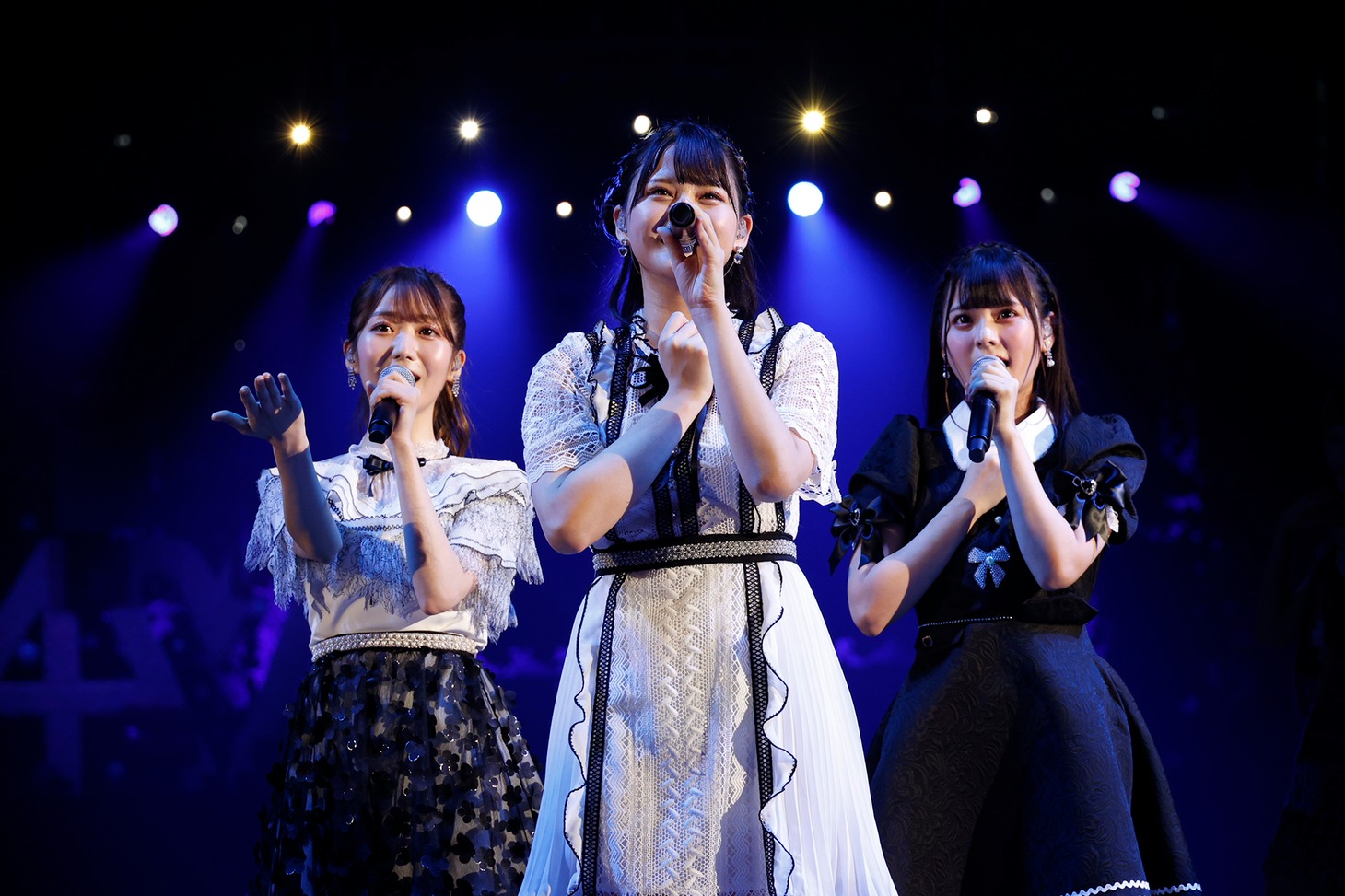 左から大谷映美里、髙松瞳、齊藤なぎさ。(c)YOANI
