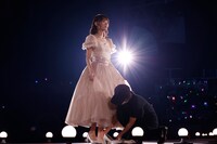 ステージ上で靴を履き替える音嶋莉沙。(c)YOANI