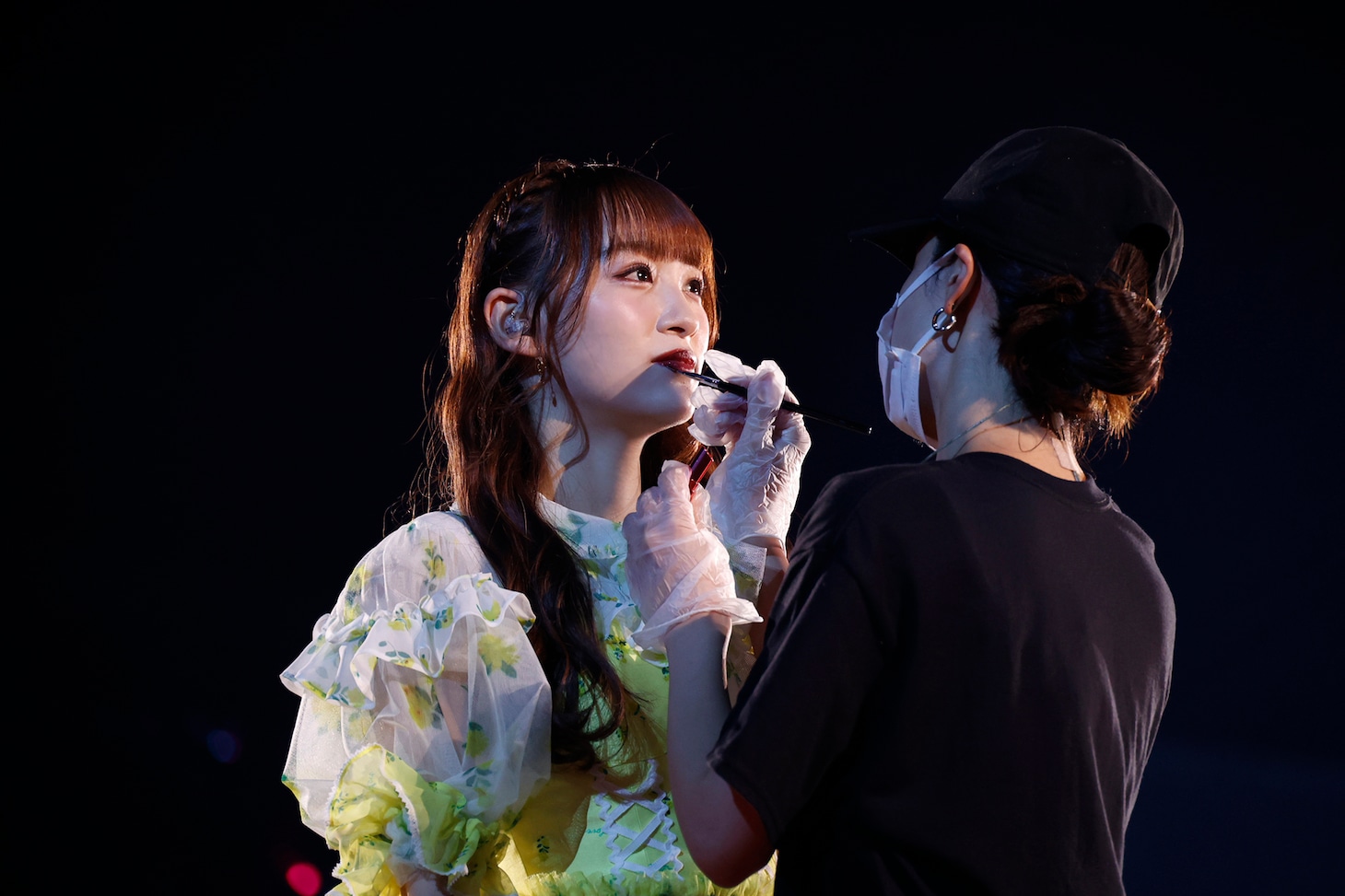 ステージ上でメイクする音嶋莉沙。(c)YOANI