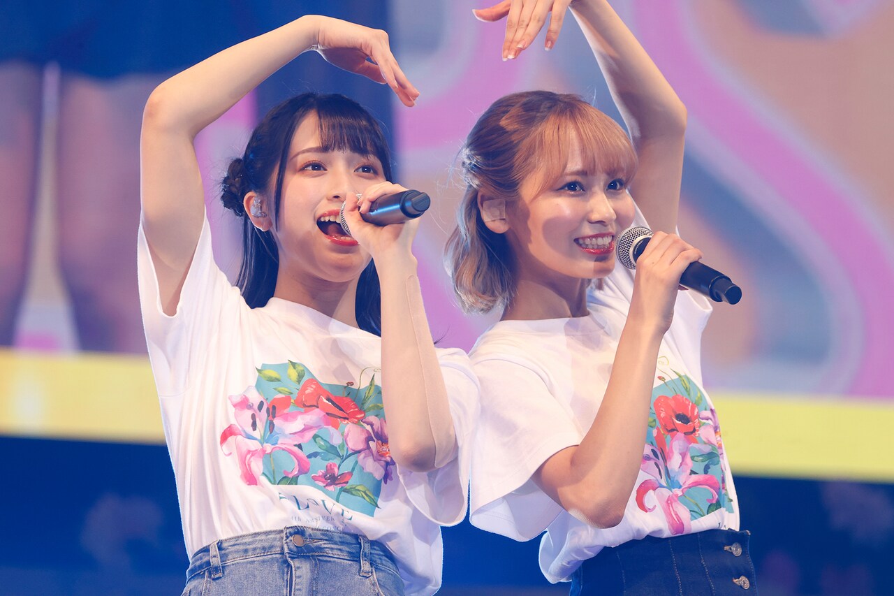 左から佐々木舞香、大場花菜。(c)YOANI - =LOVEがスペシャルな