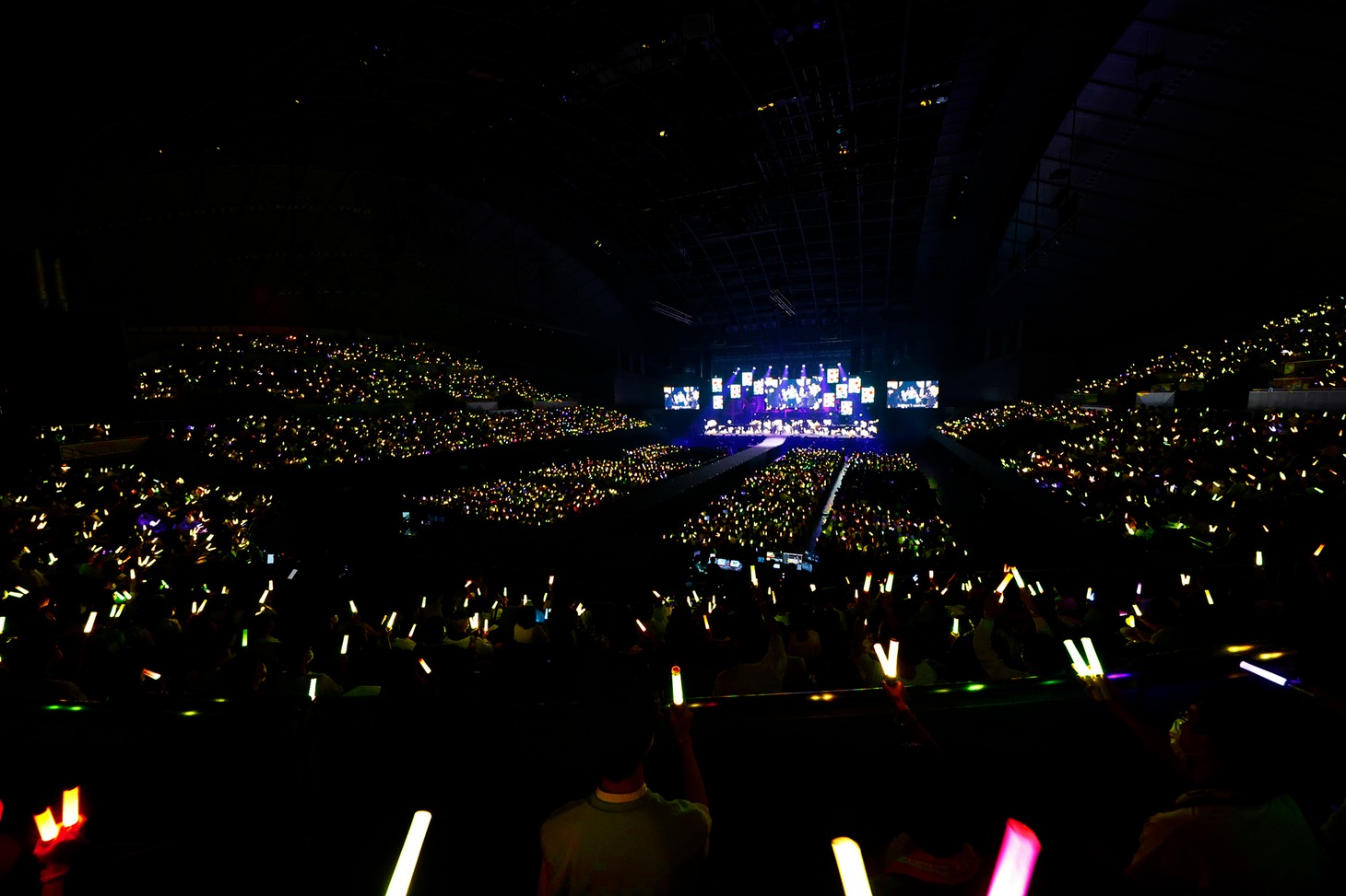 「=LOVE 4th ANNIVERSARY PREMIUM CONCERT」の様子。(c)YOANI