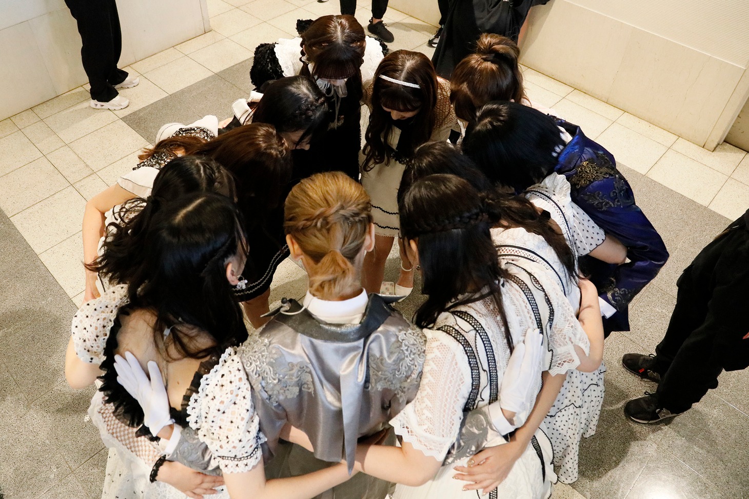円陣を組む=LOVE。(c)YOANI