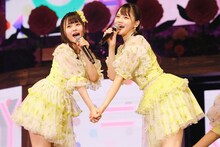 左から齊藤なぎさ、髙松瞳。(c)YOANI