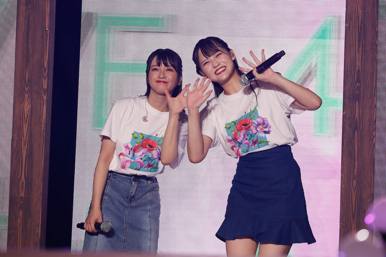左から佐々木舞香、髙松瞳。(c)YOANI - =LOVEがスペシャルな演出