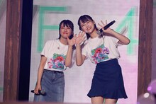 左から佐々木舞香、髙松瞳。(c)YOANI