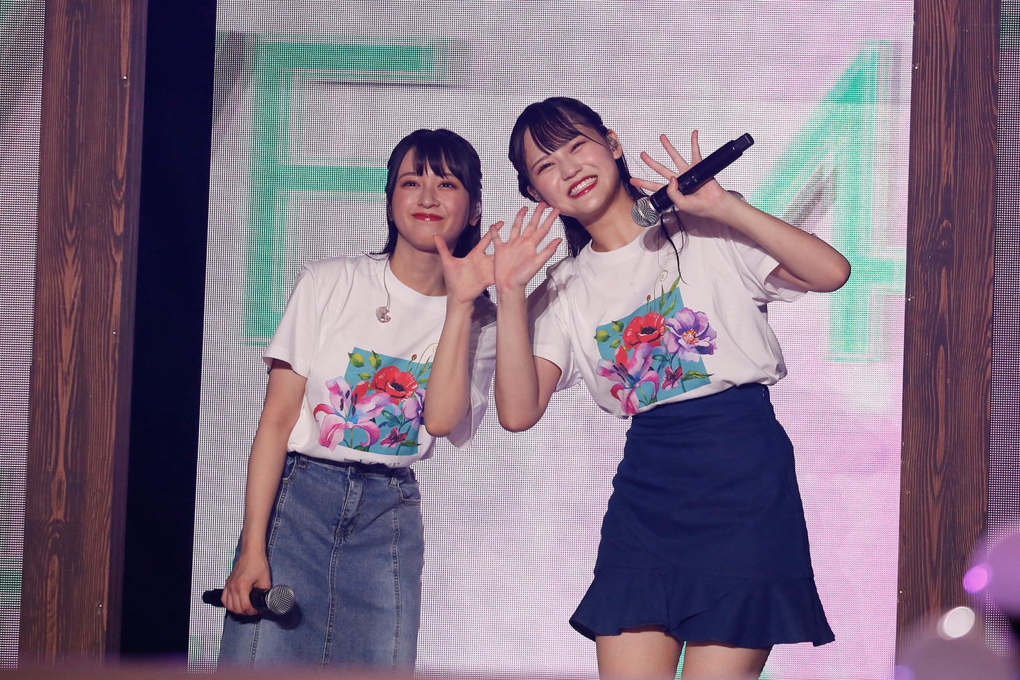 左から佐々木舞香、髙松瞳。(c)YOANI