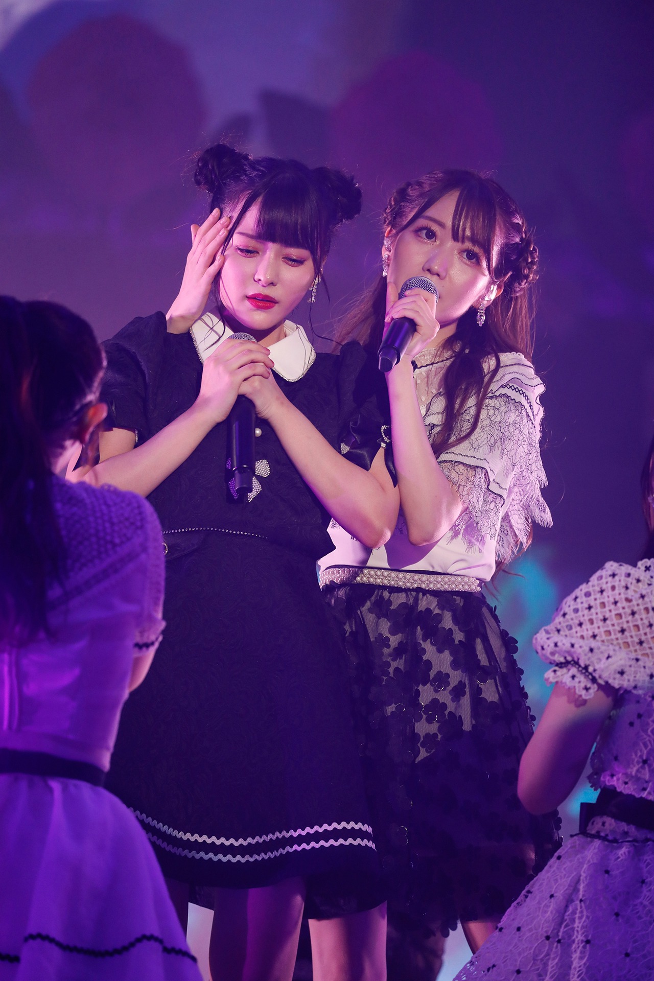 左から齊藤なぎさ、大谷映美里。(c)YOANI