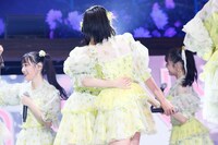 抱き合って唇を重ねる振り付けを披露する佐々木舞香と野口衣織。(c)YOANI