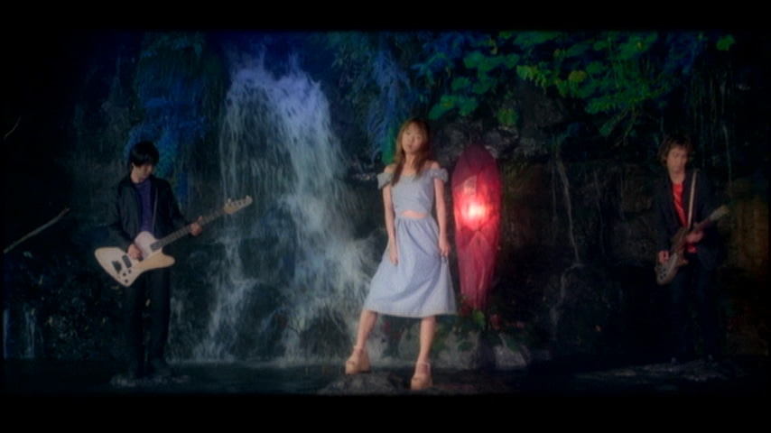 the brilliant green「愛の♥愛の星」ミュージックビデオより。