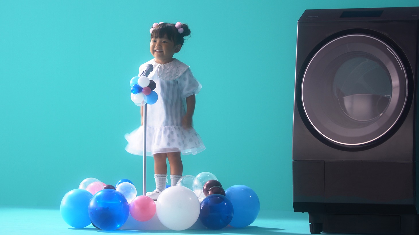 東芝製ドラム式洗濯乾燥機「ZABOON」テレビCM「ザブーンのうた」編メイキング映像より。
