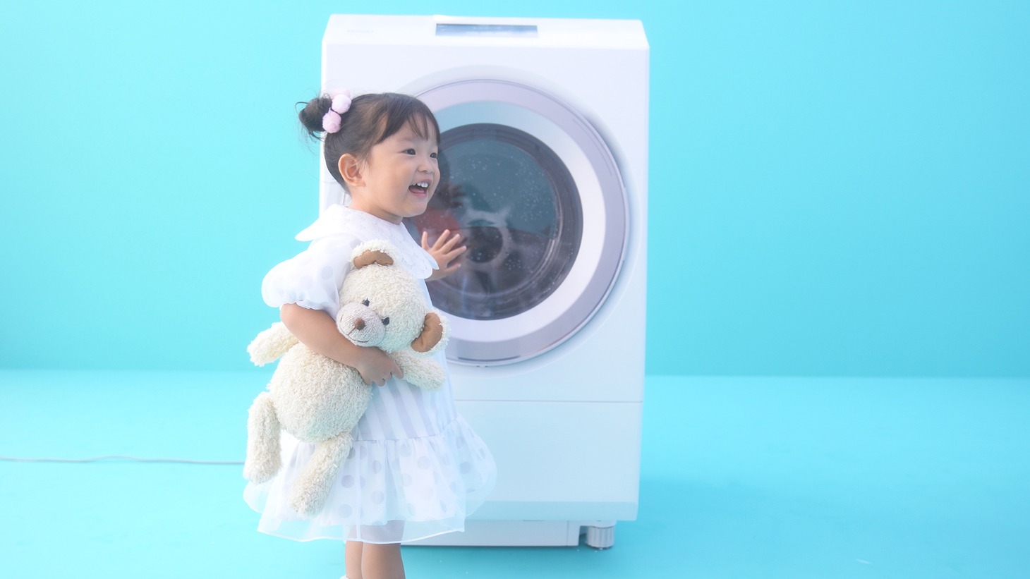 東芝製ドラム式洗濯乾燥機「ZABOON」テレビCM「ザブーンのうた」編メイキング映像より。
