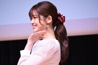 “さゆりんご”カラーのリボンを見せる松村沙友理。