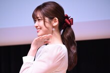 “さゆりんご”カラーのリボンを見せる松村沙友理。