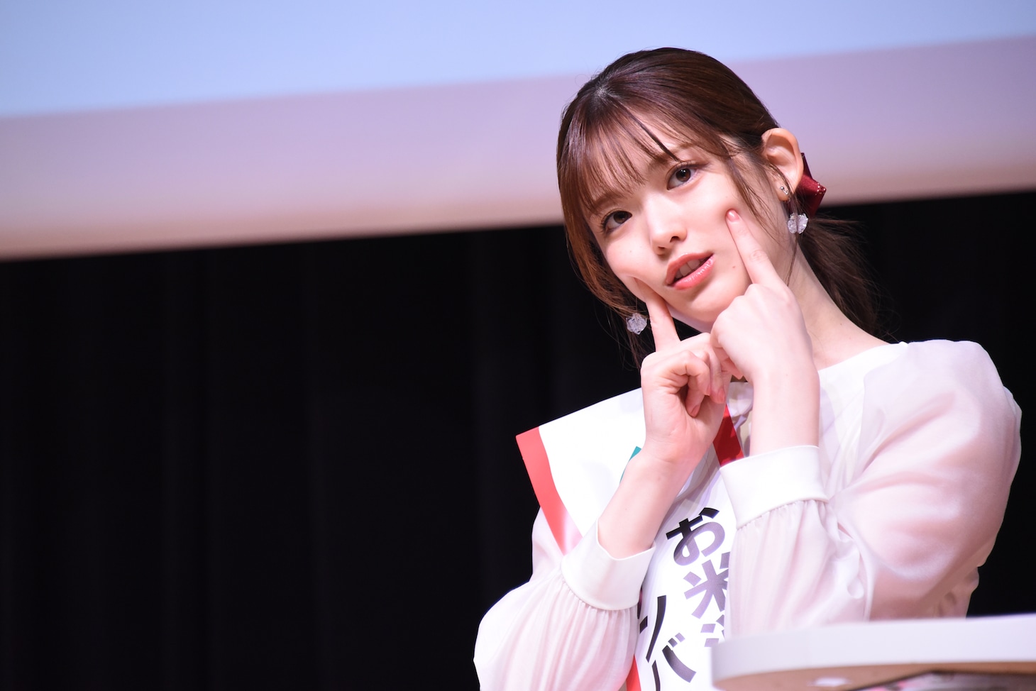 考える松村沙友理。