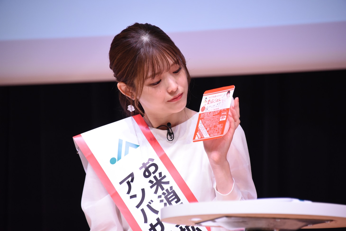 自身の顔がプリントされたパッケージを見つめる松村沙友理。