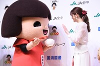 笑味ちゃんに手を振る松村沙友理。