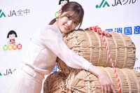 米俵を抱く松村沙友理。