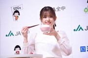ご飯茶碗を手に笑顔の松村沙友理。