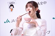ご飯を食べる松村沙友理。
