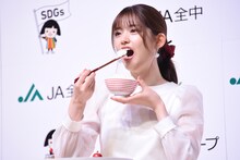 ご飯を食べる松村沙友理。