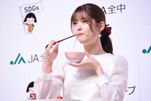 ご飯を食べる松村沙友理。