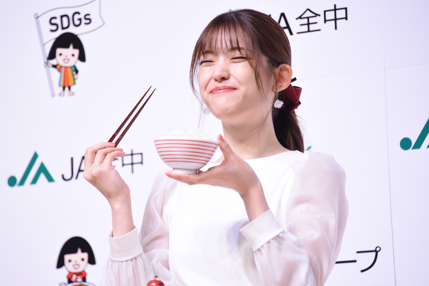 ご飯を食べて笑顔の松村沙友理。