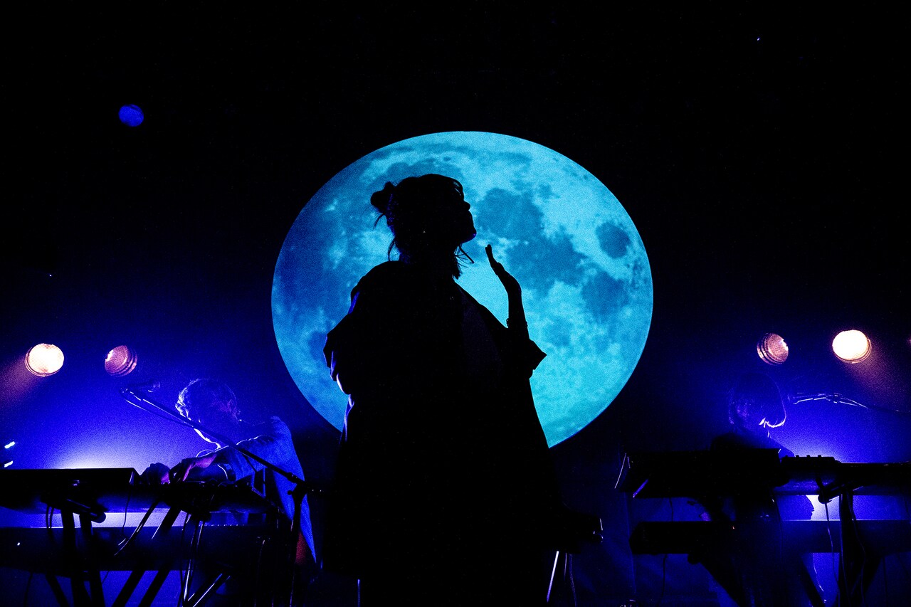 脇田もなり5周年ライブ、満月をバックに“ドリカヨ”編成パフォーマンス