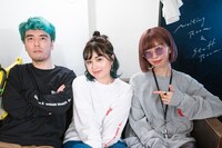 終演後のDorian、脇田もなり、KAYO-CHAAAN（左から）。